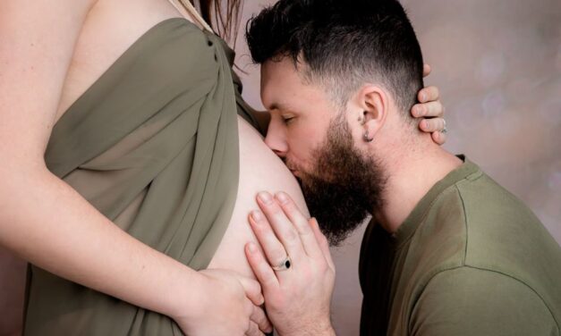 Immortalisez votre grossesse lors d’une séance photo au Mans avec Tiny Birdy